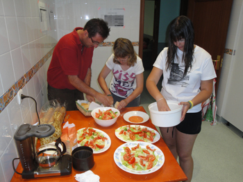 Organizados para preparar la cena.